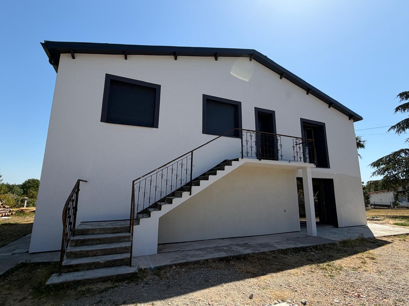 Façade avec escalier extérieur après isolation par l'extérieur en fibre de bois, Montaigut-sur-Save