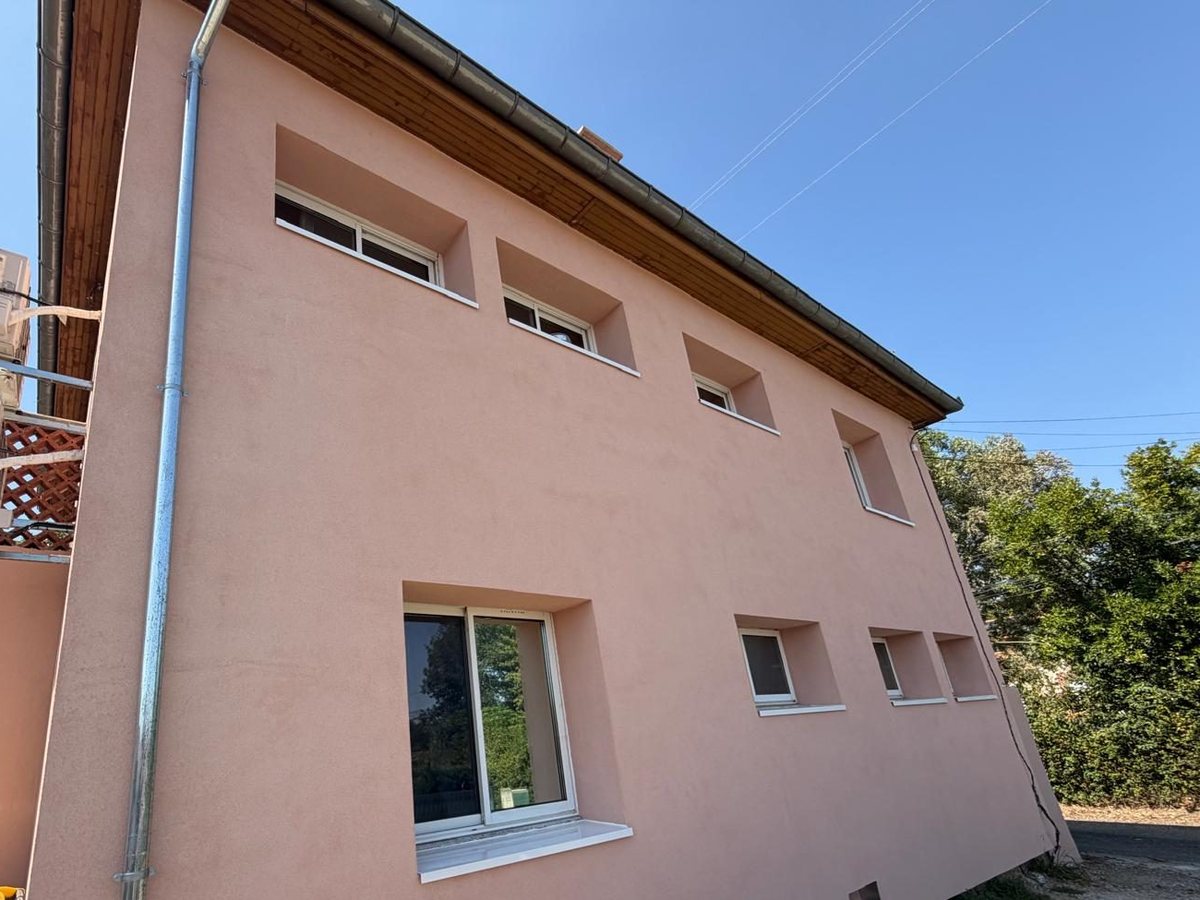Façade rose terminée après isolation par l'extérieur en PSE graphite, Saint-Sulpice-sur-Lèze