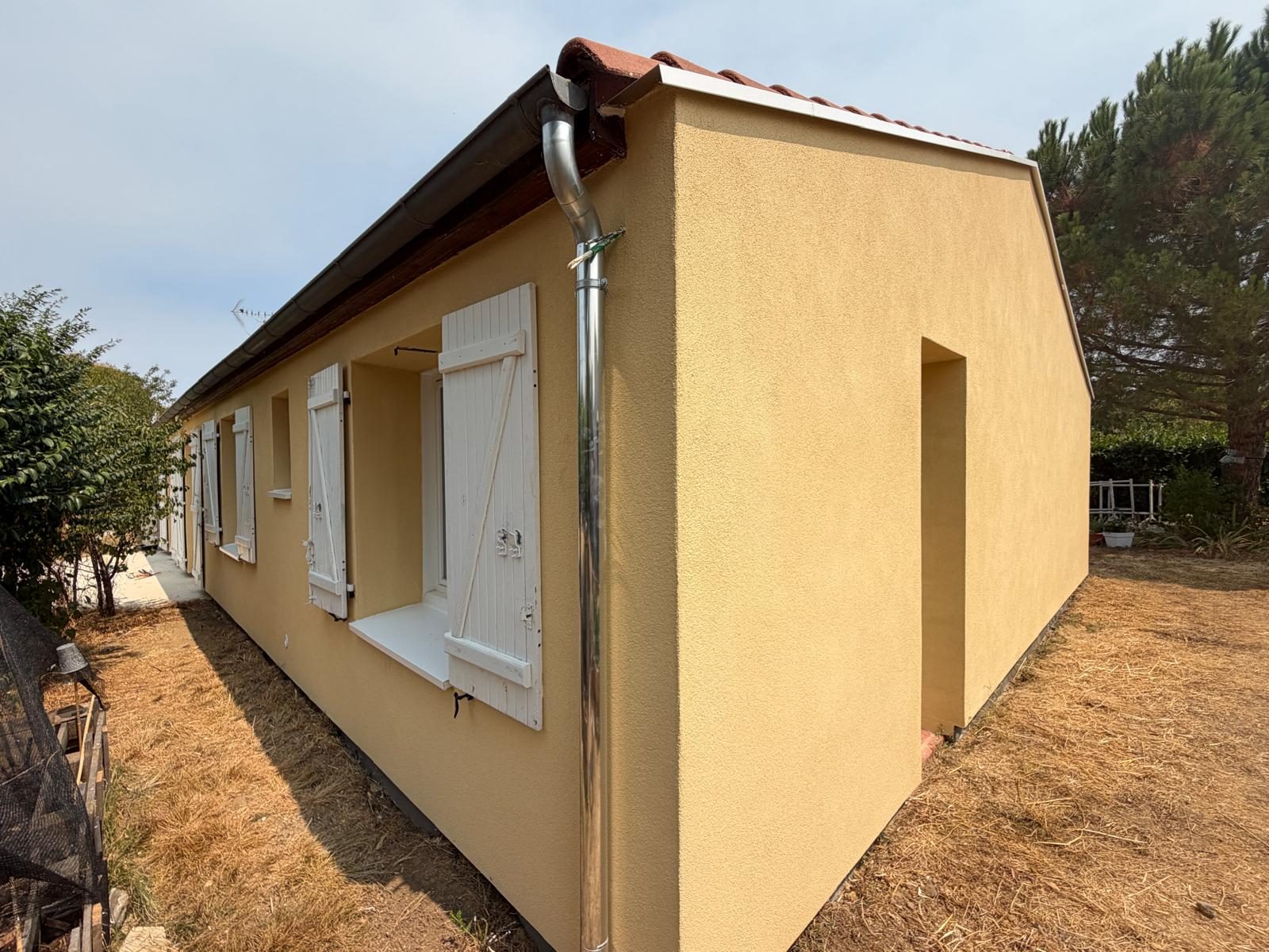Pignon et façade latérale après isolation par l'extérieur en fibre de bois, Seilh