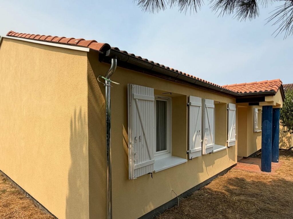 Façade terminée après isolation par l'extérieur en fibre de bois, Seilh