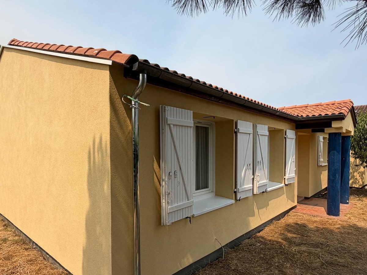 Pavillon jaune terminé après isolation par l'extérieur en fibre de bois, Seilh