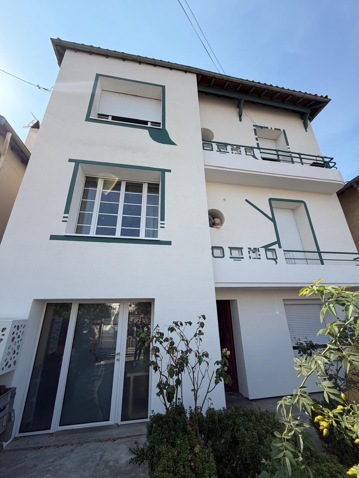 Façade terminée après isolation par l'extérieur, maison de ville à Toulouse (1)