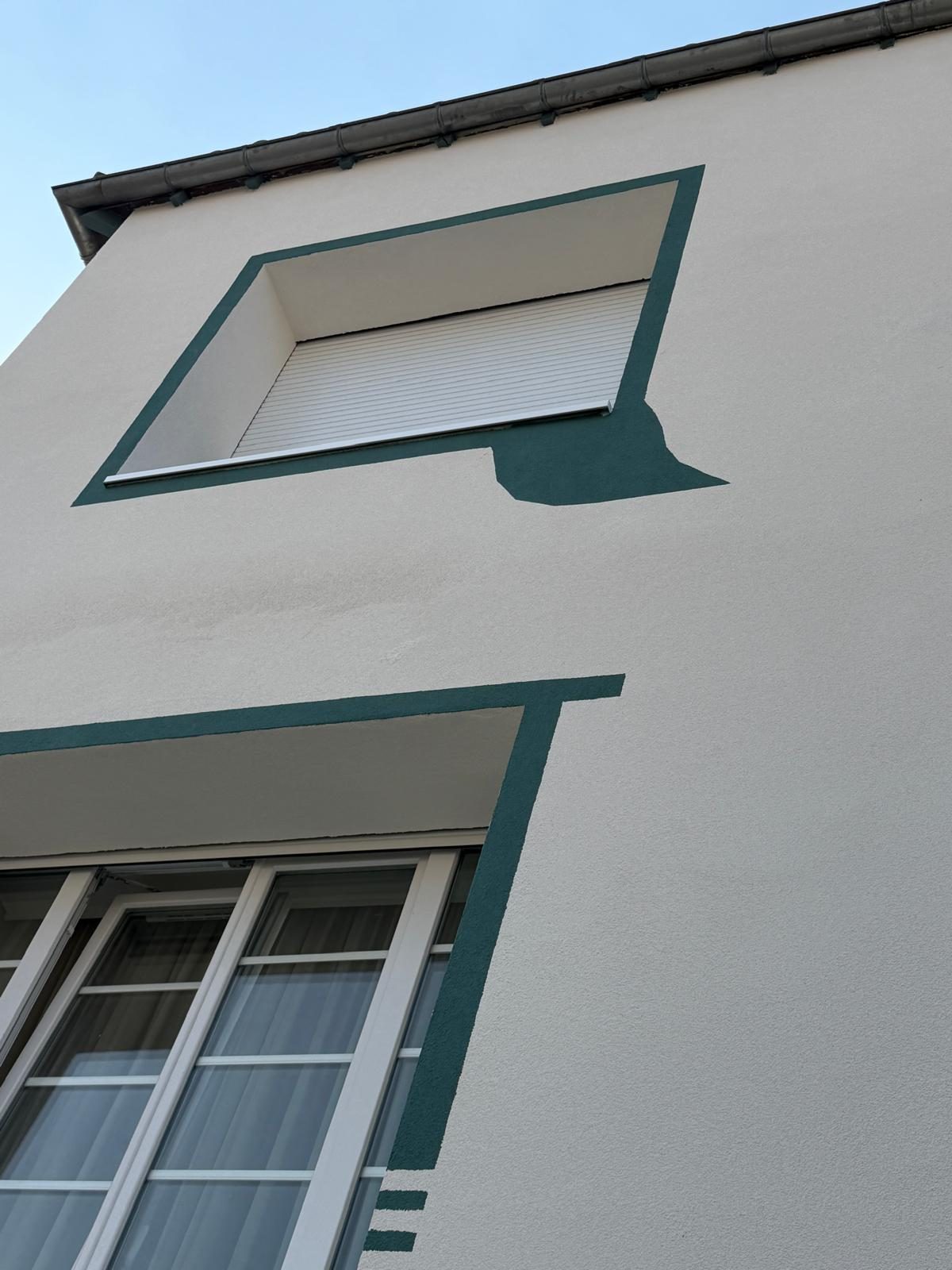 Encadrement de fenêtre vert après isolation par l'extérieur, maison de ville à Toulouse
