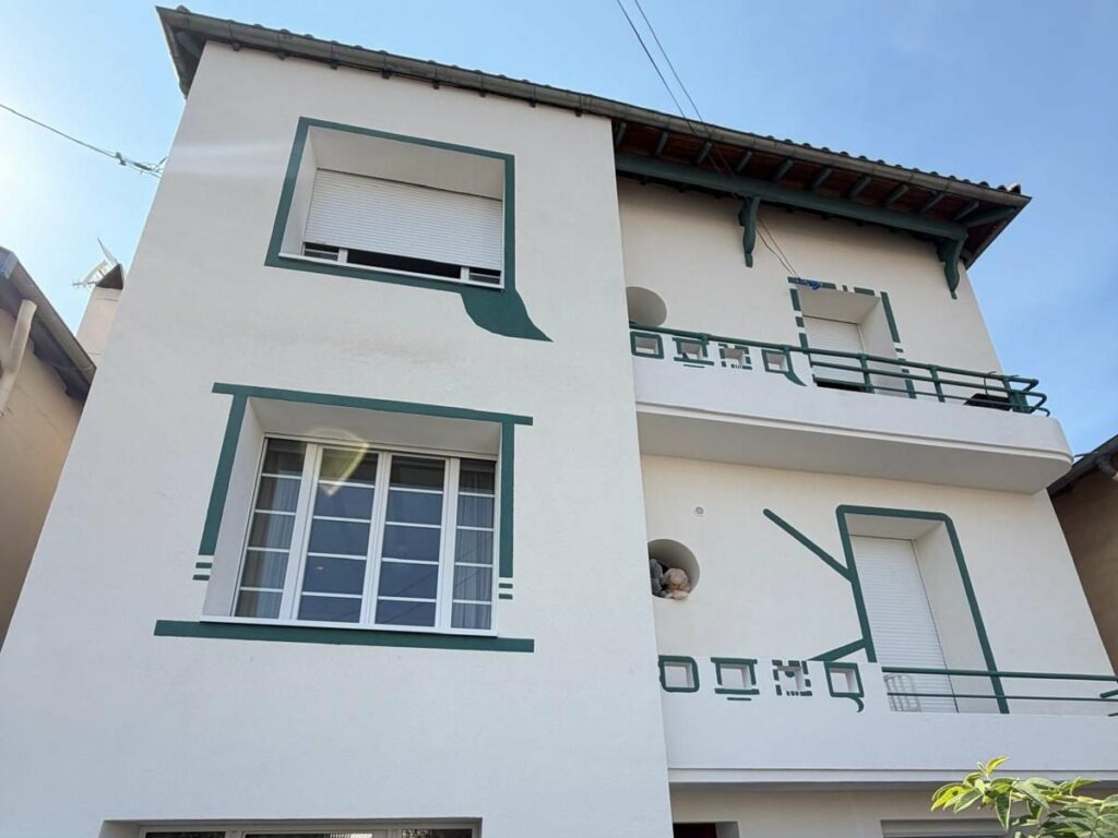 Façade terminée après isolation par l'extérieur, maison de ville à Toulouse