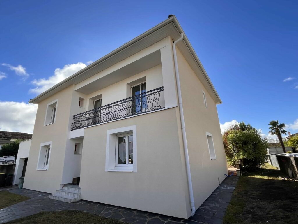 Façade terminée après isolation par l'extérieur en polystyrène, maison à balcon