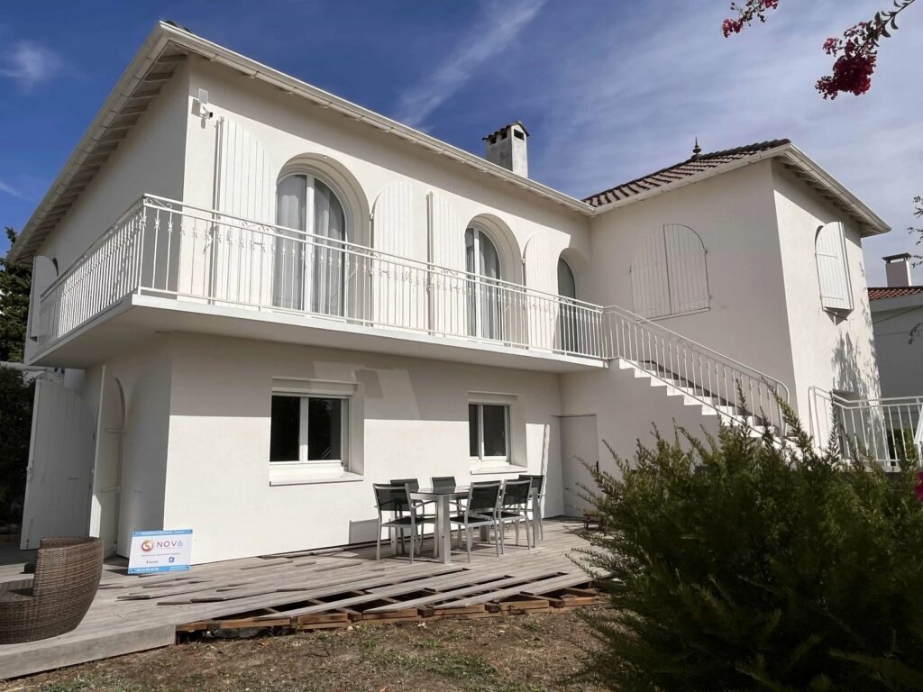 Villa à arcades terminée après isolation par l'extérieur en PSE graphite