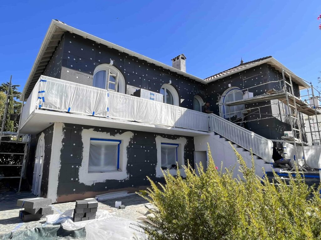 Panneaux de PSE graphite posés sur une villa