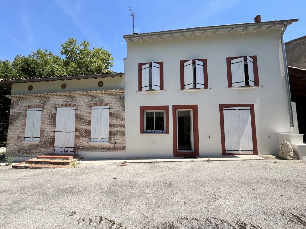Façade après ravalement à Saussens : maison en brique foraine et partie enduite, volets bordeaux