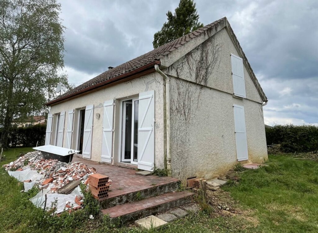 Maison au crépi ancien avant isolation par l'extérieur