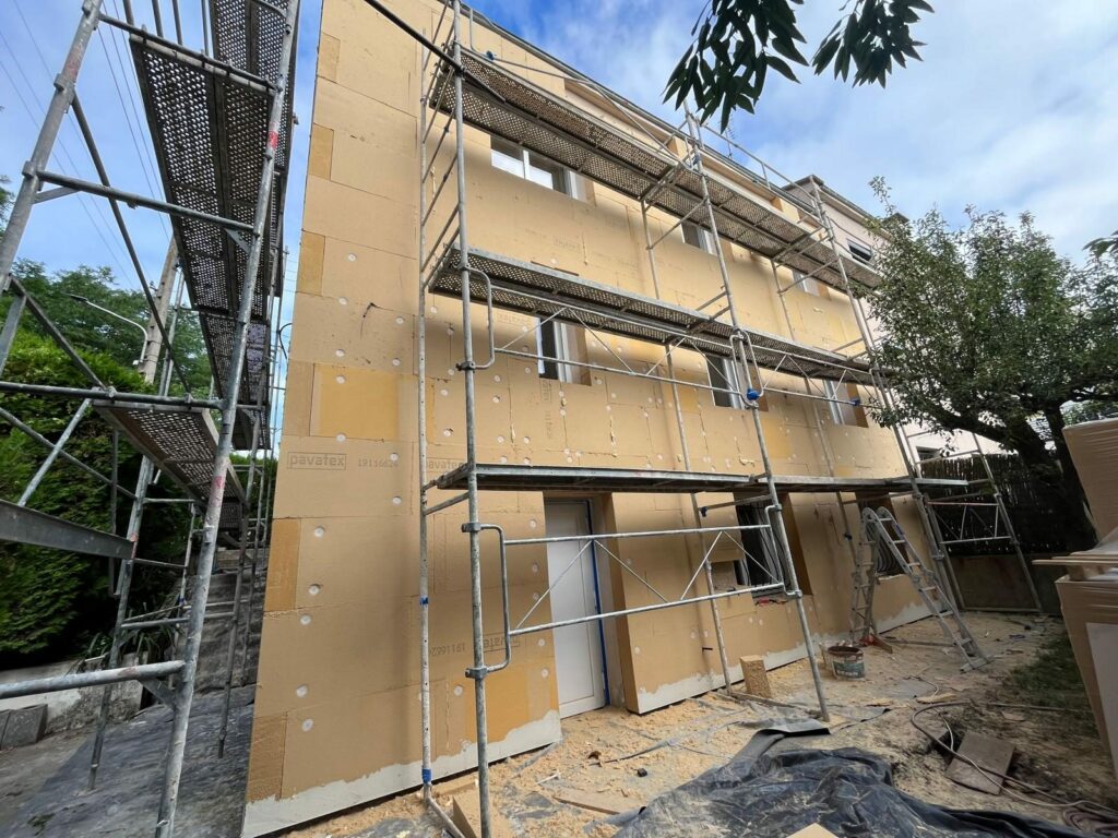 Échafaudage installé pour une isolation extérieure en fibre de bois à Toulouse