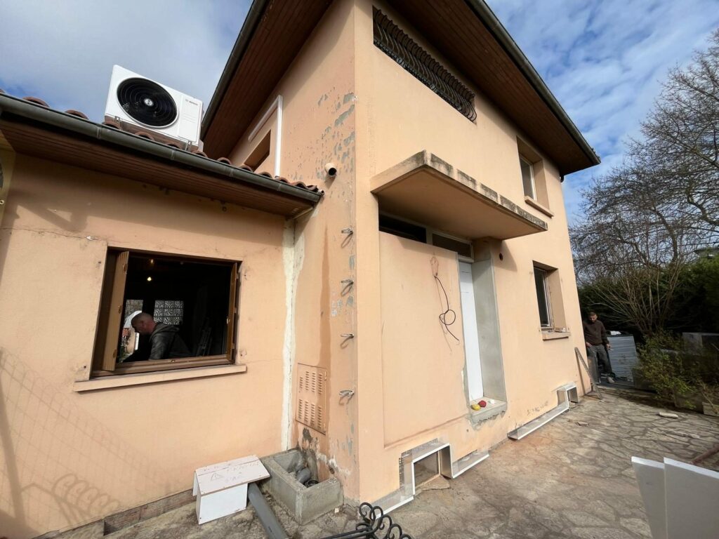 Façade préparée avant la pose de l'isolant