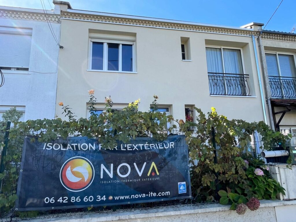 Façade terminée avec le panneau de chantier NOVA-ITE