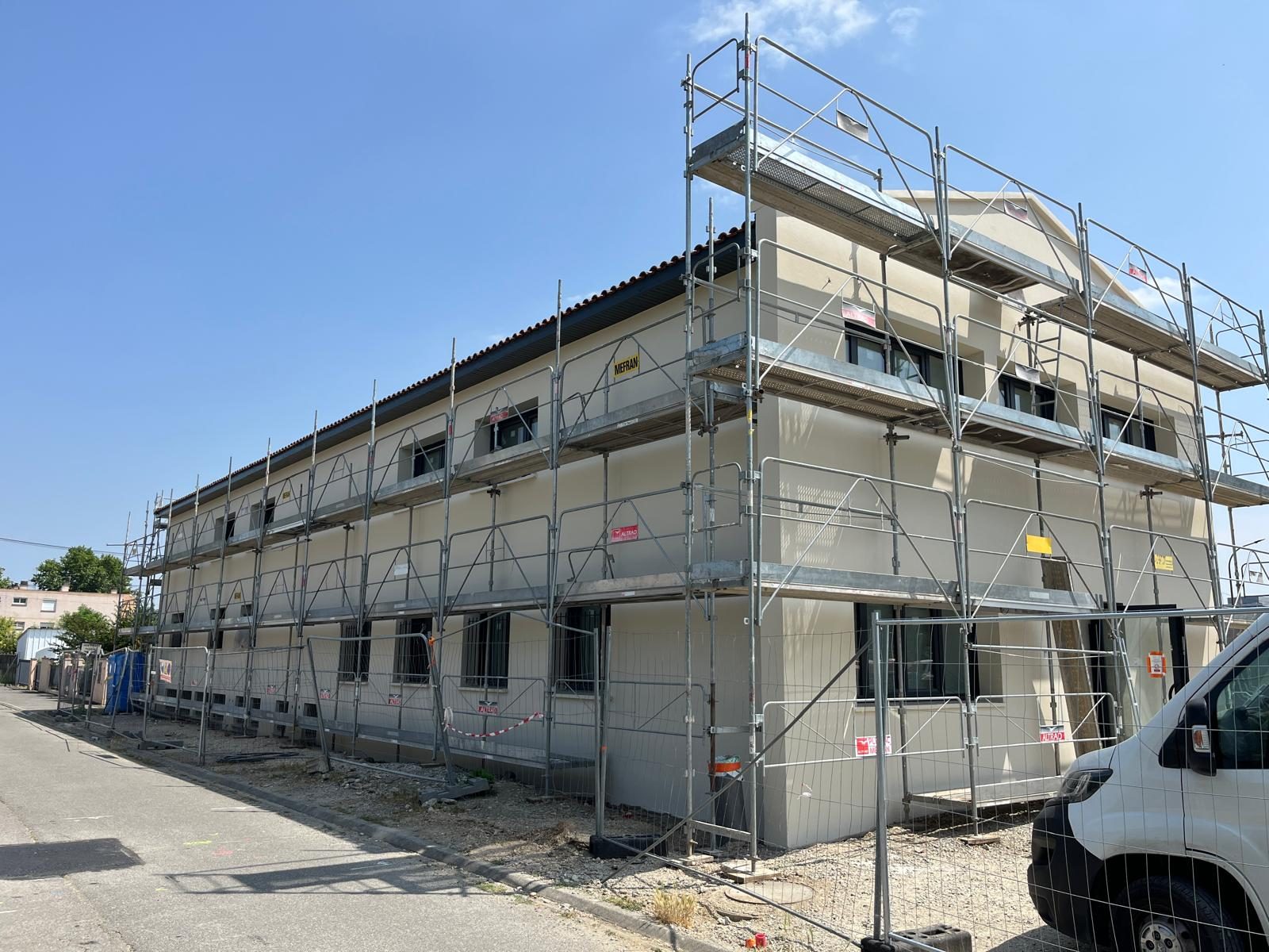 Bâtiment professionnel isolé en fibre de bois, pendant les travaux