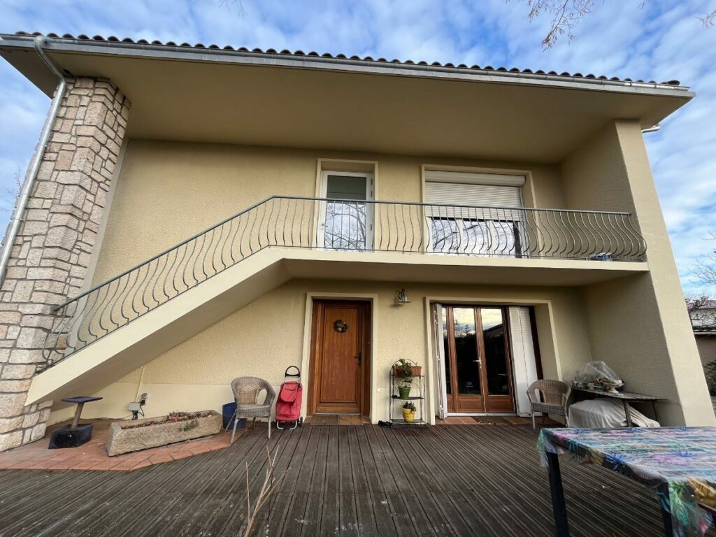 Façade après isolation par l'extérieur : Maison à balcon, 146 m²