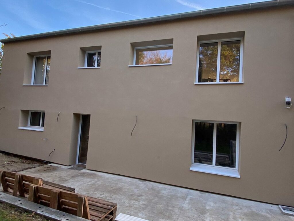 Façade après isolation par l'extérieur : Maison à étage, 194 m²