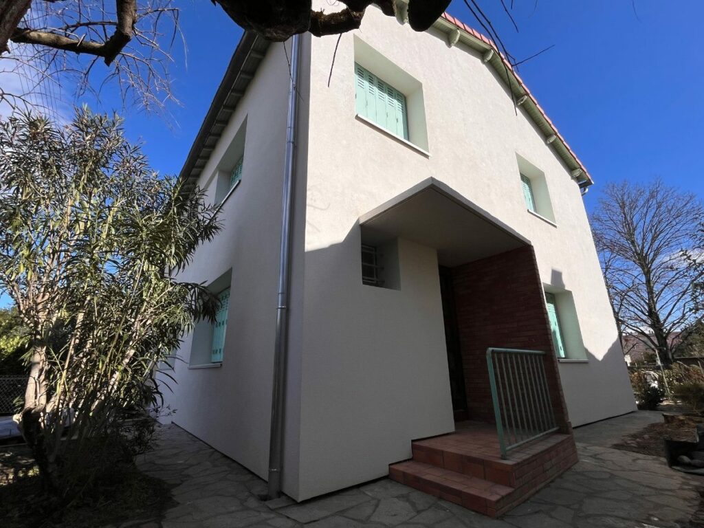 Façade après isolation par l'extérieur : Maison avec baie coulissante