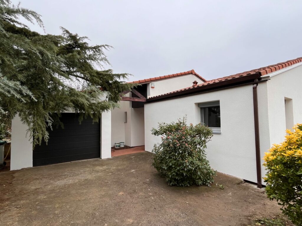 Maison de plain-pied : Façade, isolation par l'extérieur, après travaux