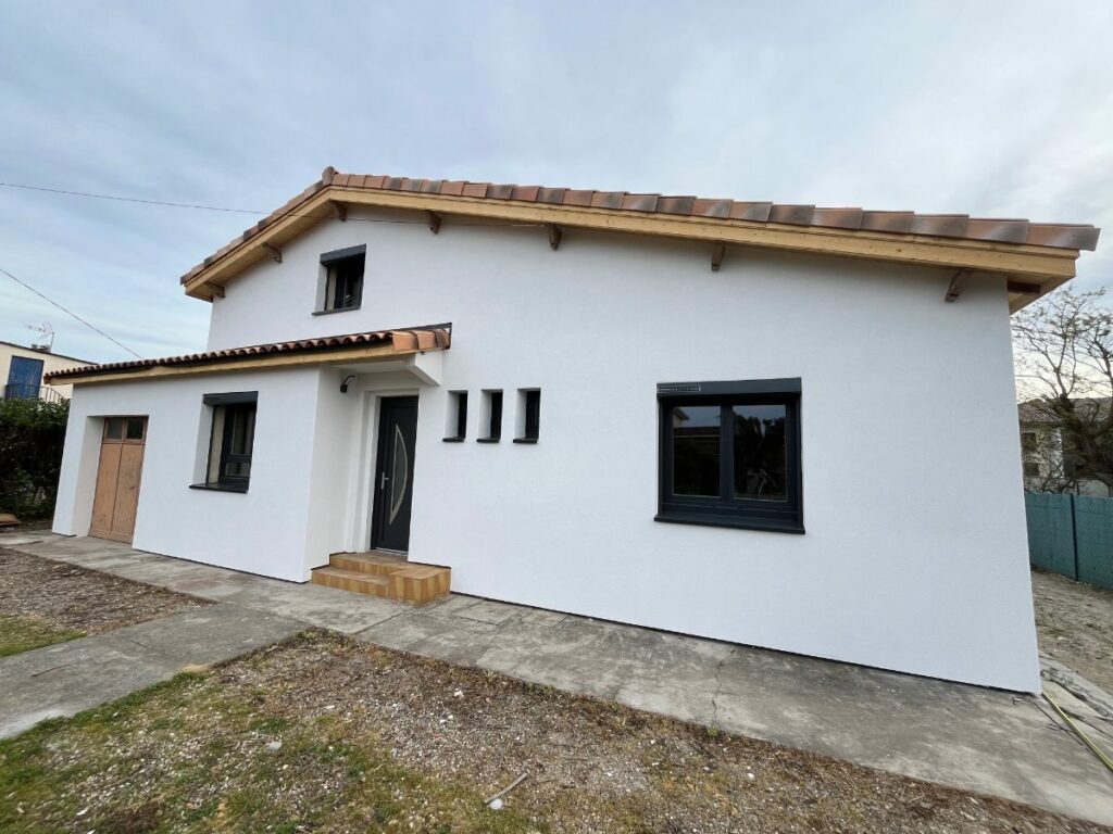 Façade après isolation par l'extérieur : Maison à escalier extérieur