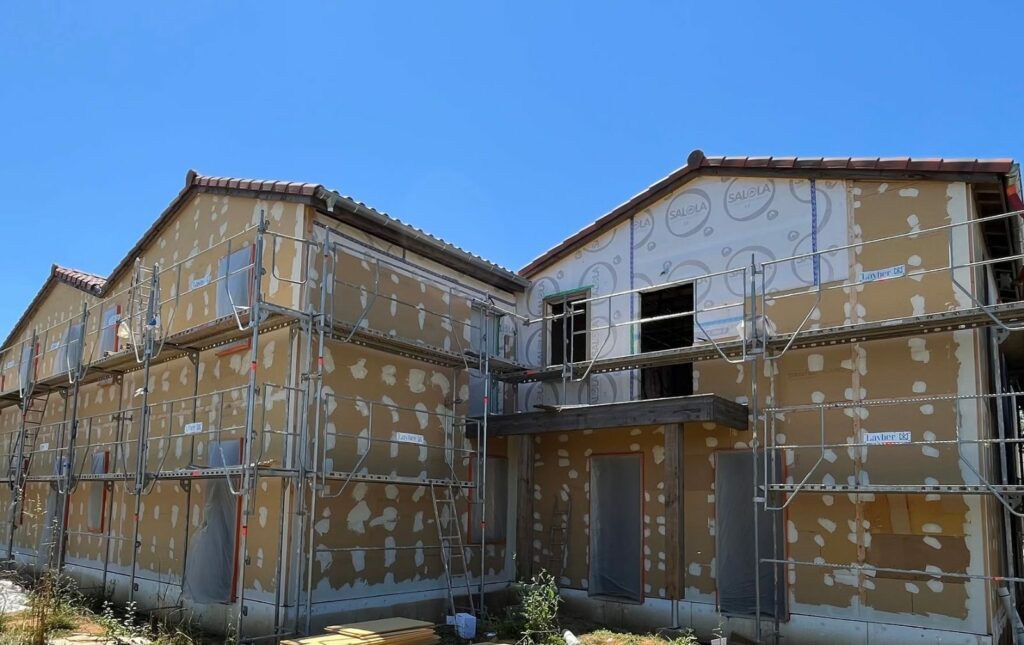 Isolant en fibre de bois posé sur des logements participatifs