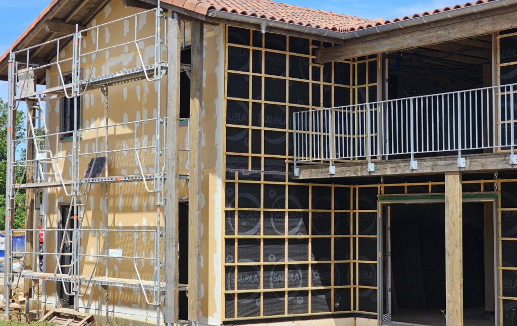 Chantier d'isolation extérieure en cours sur des logements
