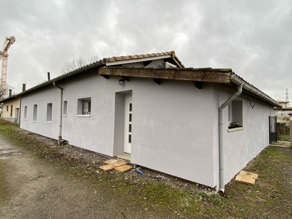 Façade terminée après isolation par l'extérieur, Maison de plain-pied, 100 m²