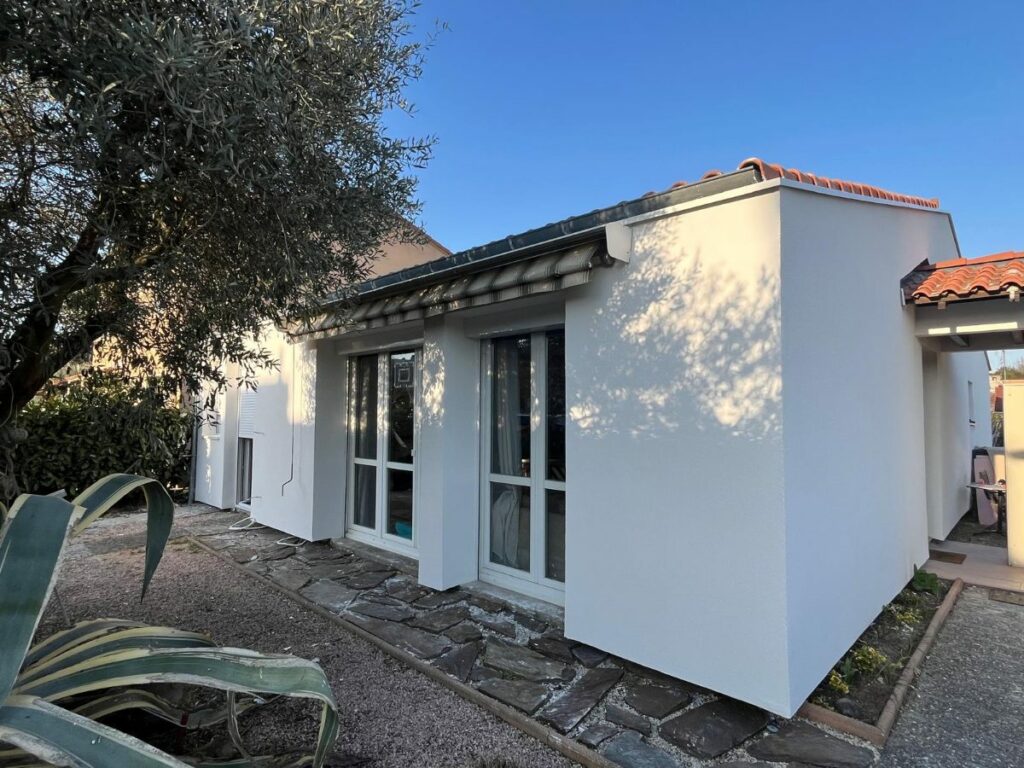 Façade après isolation par l'extérieur : Maison de plain-pied, 102 m²