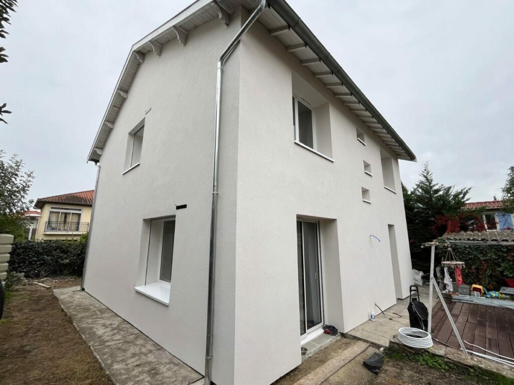 Façade après isolation par l'extérieur : Maison à étage, 110 m²