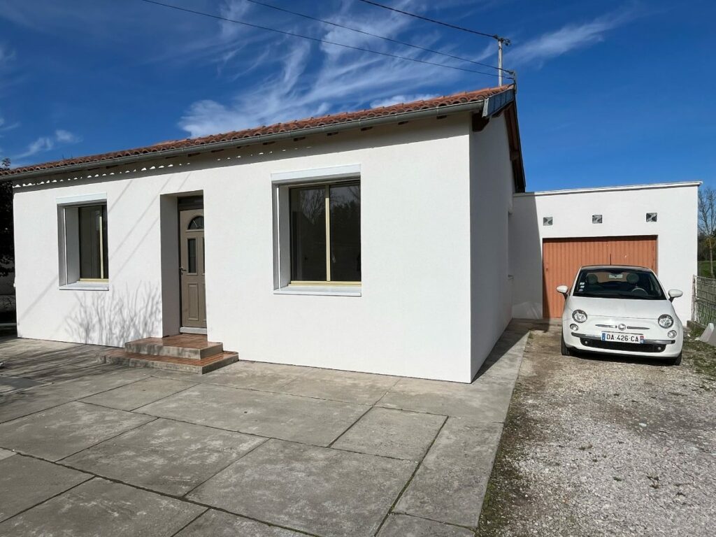 Façade après isolation par l'extérieur : Maison de plain-pied, 120 m²