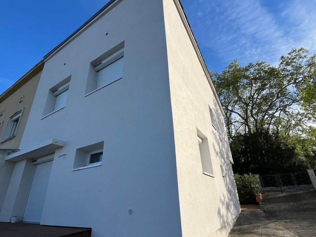 Façade après isolation par l'extérieur : Maison à étage, 125 m²