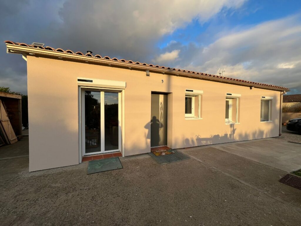 Façade après isolation par l'extérieur : Maison de plain-pied, 144 m²