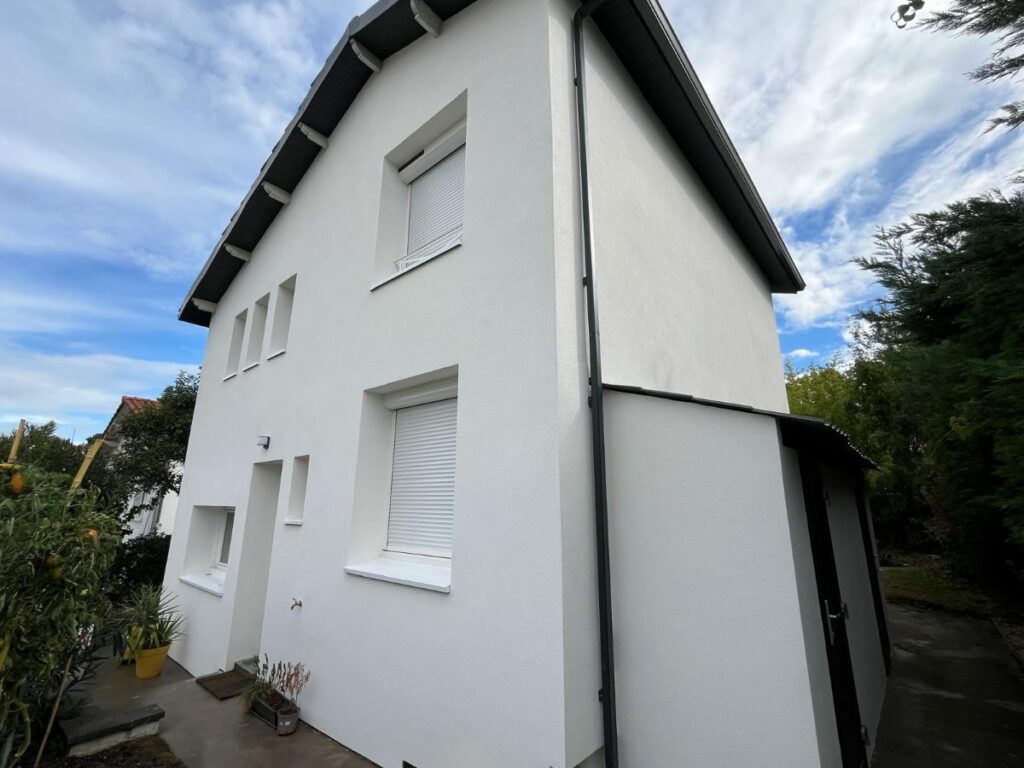 Façade après isolation par l'extérieur : Maison à murs empierrés, 150 m²