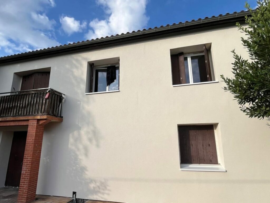 Façade après isolation par l'extérieur : Maison familiale, 158 m²