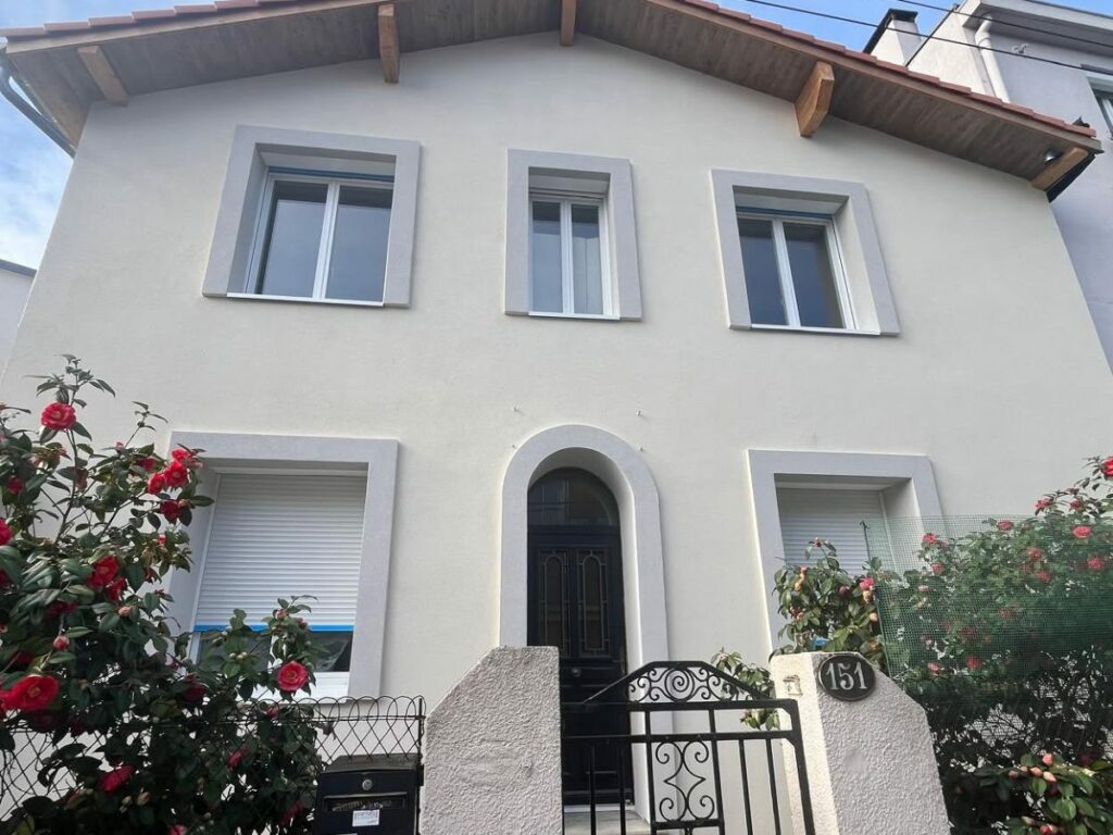 Façade après isolation par l'extérieur : Maison à encadrements, 165 m²
