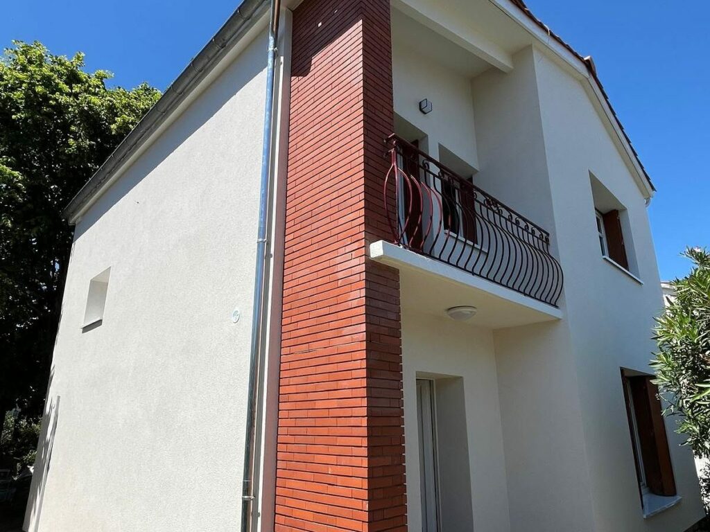 Façade après isolation par l'extérieur : Maison à étage, 170 m²