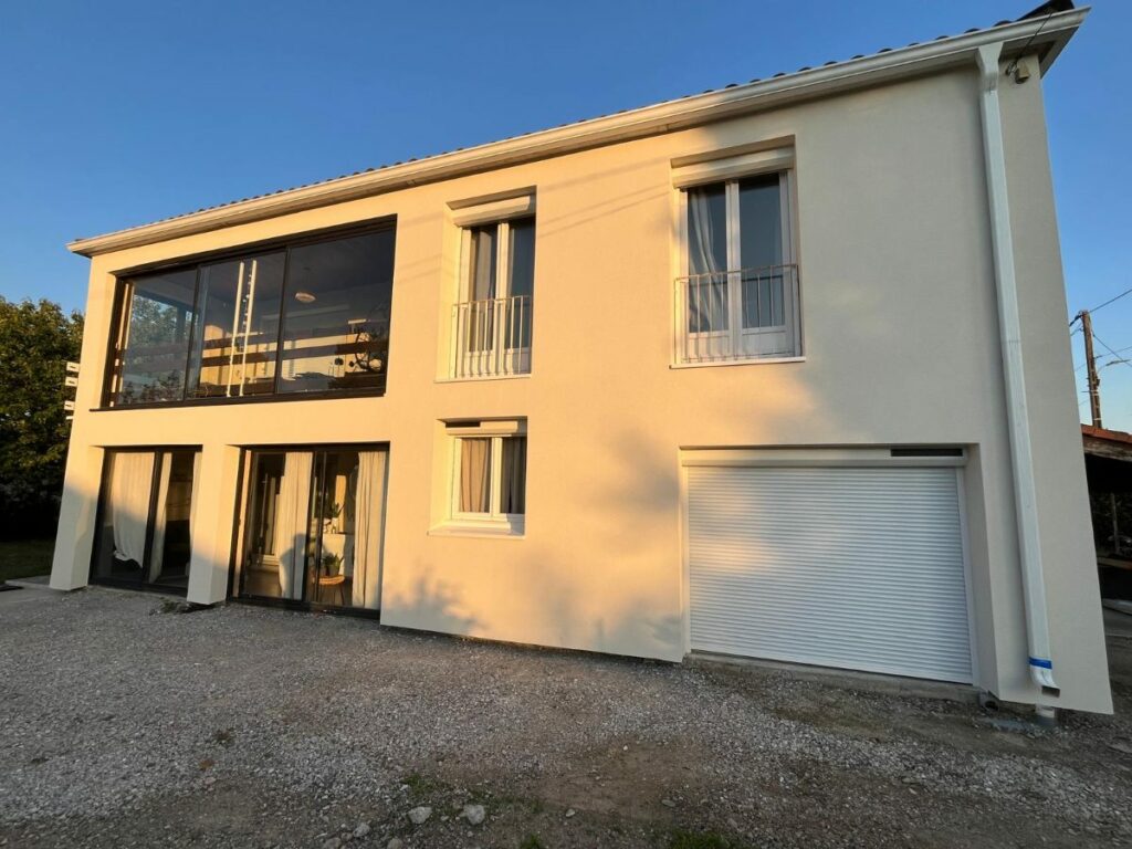 Façade après isolation par l'extérieur : Maison à véranda, 180 m²