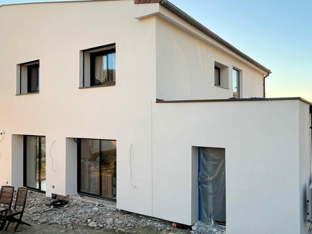 Façade après isolation par l'extérieur : Maison contemporaine, 188 m²