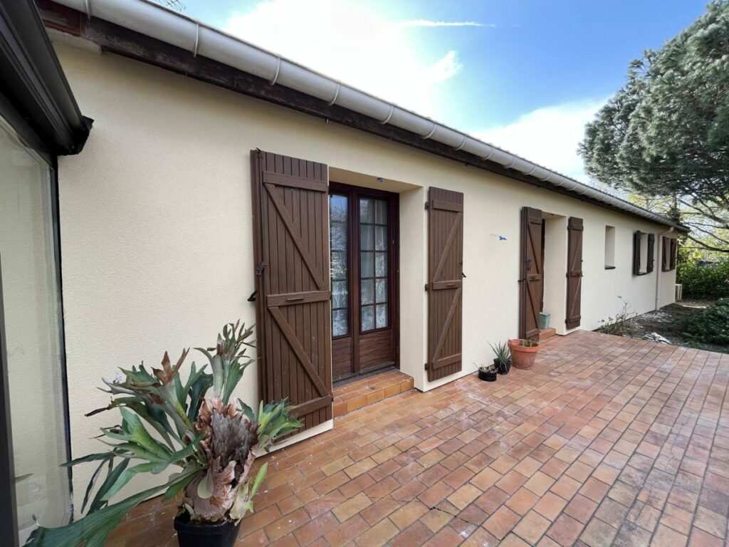 Façade après isolation par l'extérieur : Maison de plain-pied, 190 m²