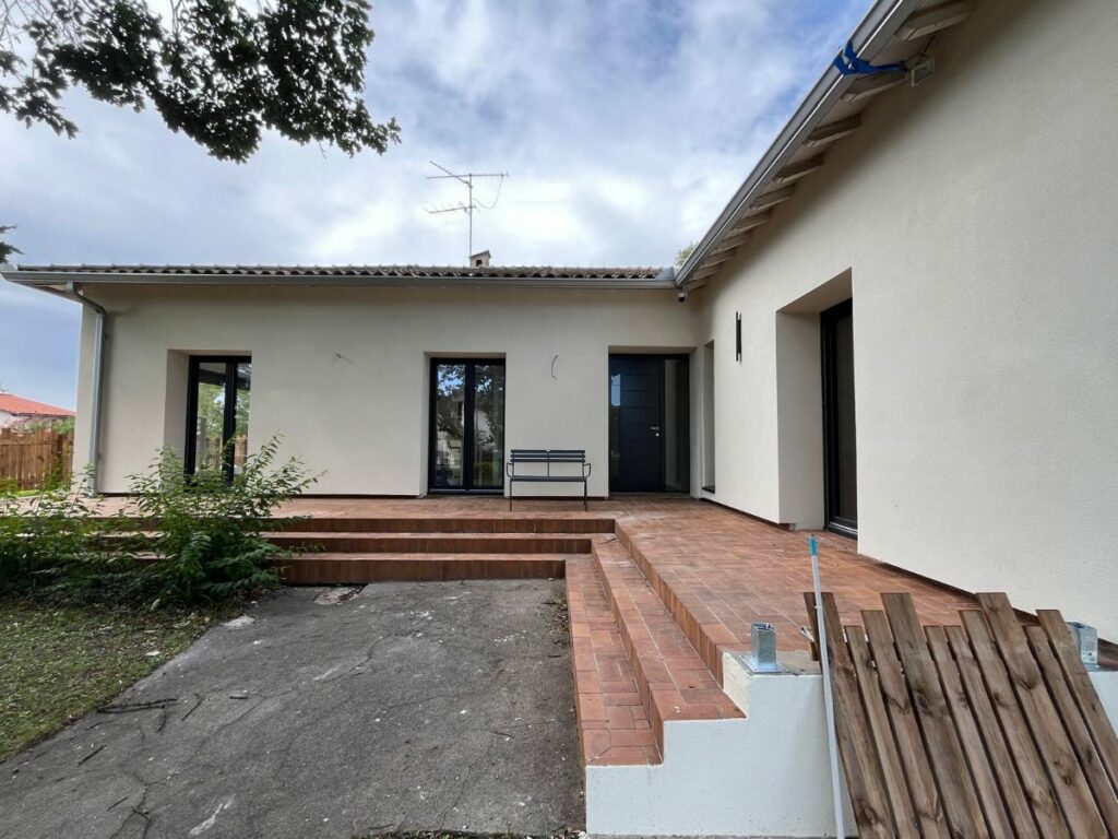 Façade après isolation par l'extérieur : Maison de plain-pied, 233 m²