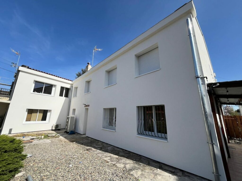 Façade terminée après isolation par l'extérieur, Maison de 337 m²