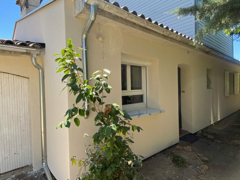 Façade après isolation par l'extérieur : Maison de plain-pied, 64 m²
