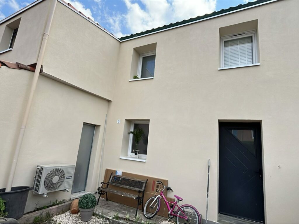 Façade après isolation par l'extérieur : Maison de ville, 78 m²