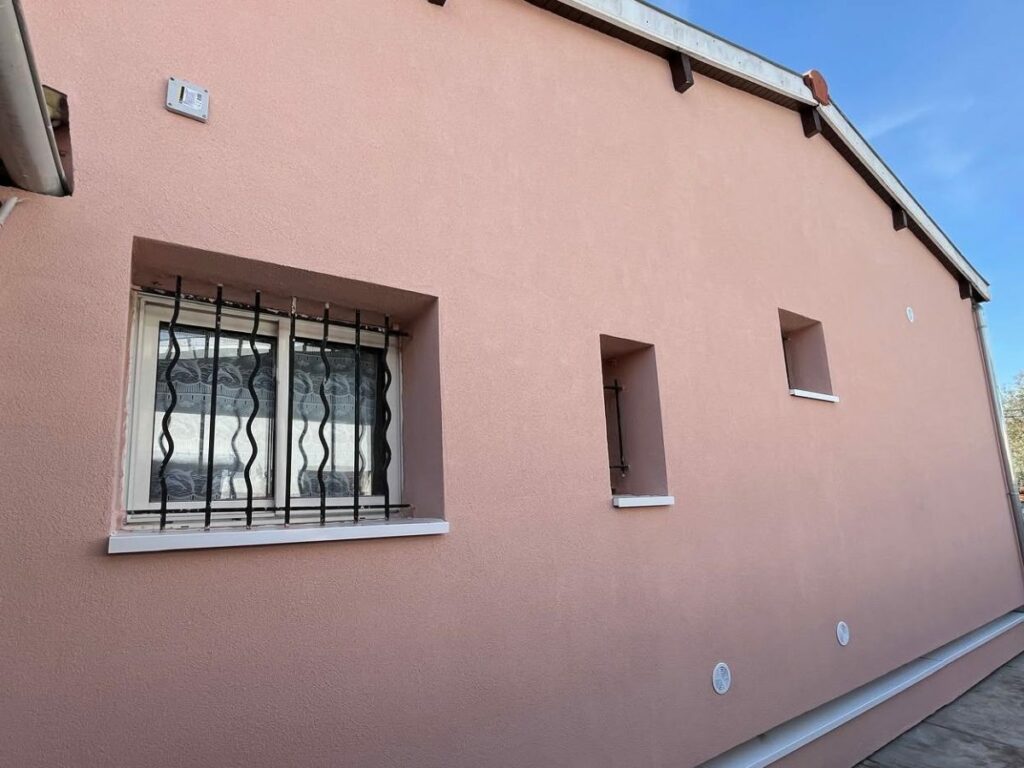 Façade après isolation par l'extérieur : Maison de plain-pied, 80 m²