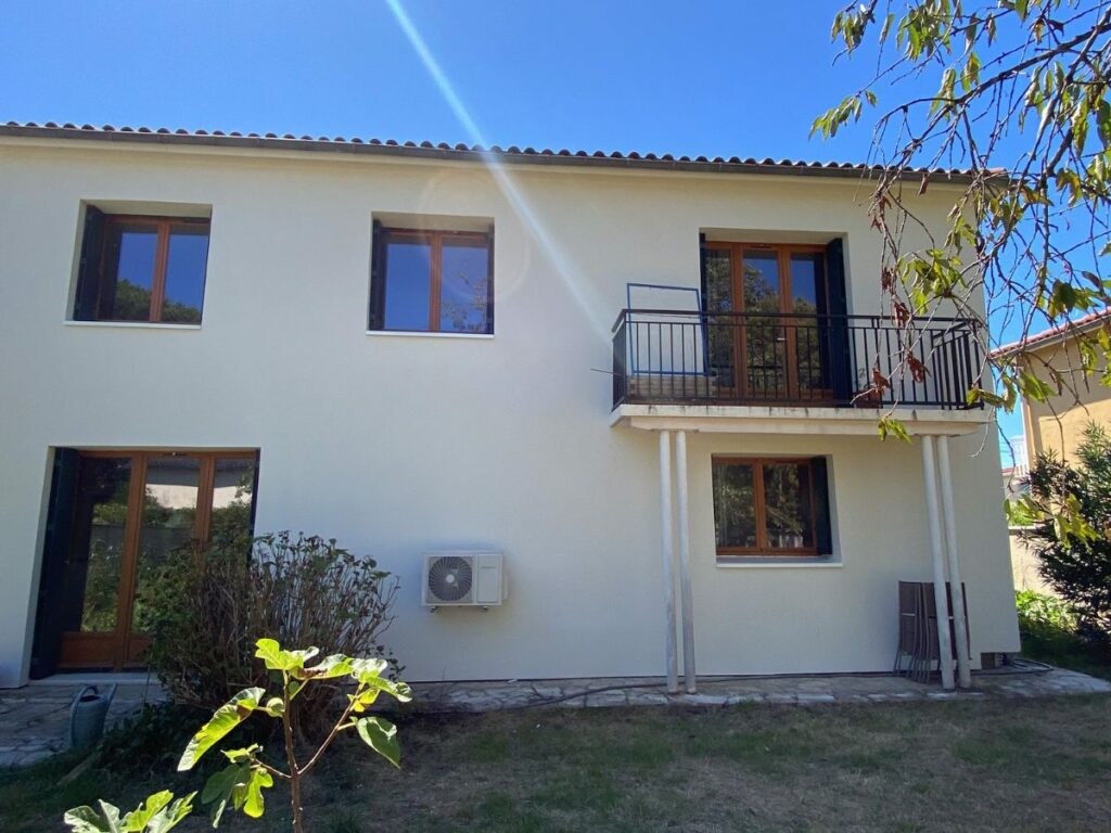 Façade après isolation par l'extérieur : Maison à balcon, 91 m²