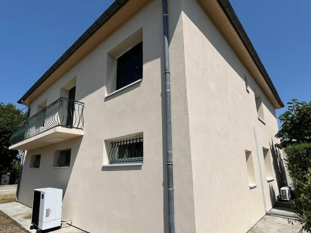Façade après isolation par l'extérieur : Maison à étage, 197 m²