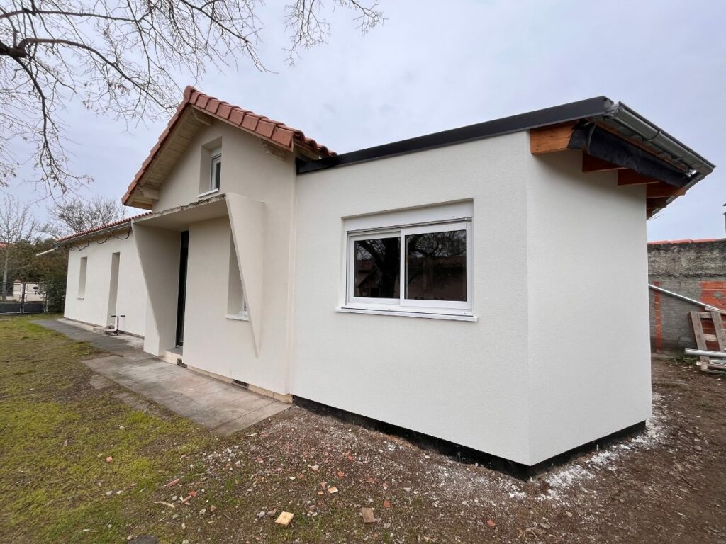 Façade après isolation par l'extérieur : Maison à extension