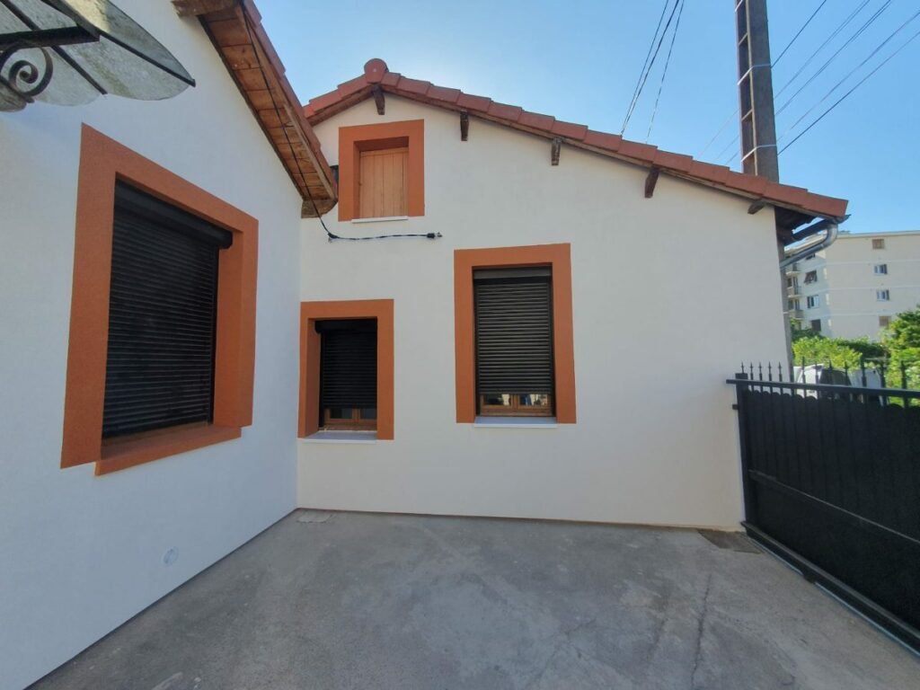 Maison à encadrements, 105 m² : Façade, isolation par l'extérieur, après travaux