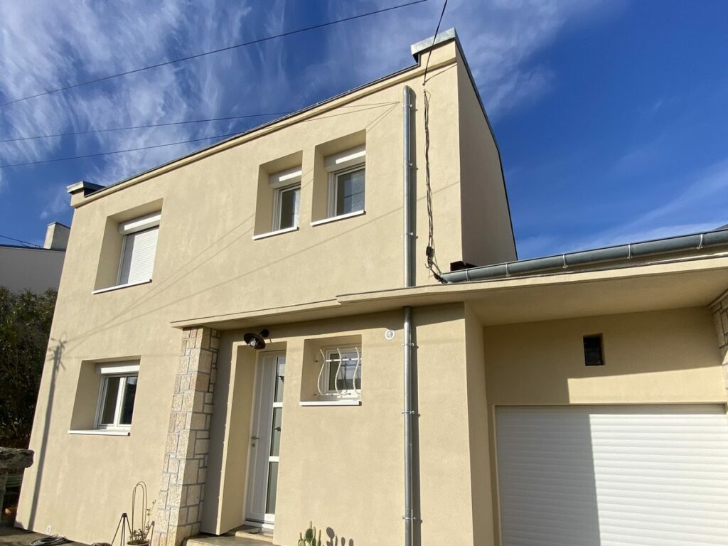Façade terminée après isolation par l'extérieur, Saint-Jean, maison avec garage