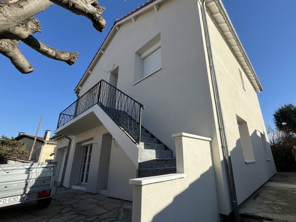 Façade terminée après isolation par l'extérieur, Toulouse 31500, maison à escalier